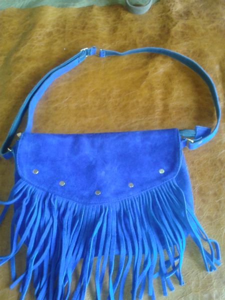 bolsa de couro camurça azul de franja